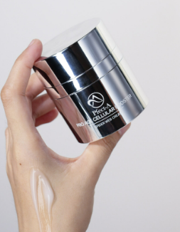 hand holding the pfect-a spiderweb cream