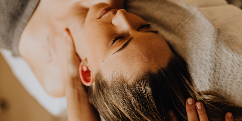 woman receiving mobile massage in aspen - heaven on earth aspen